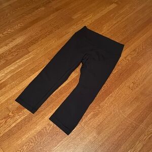 Lululemon wonder under size 8 capri leggings.